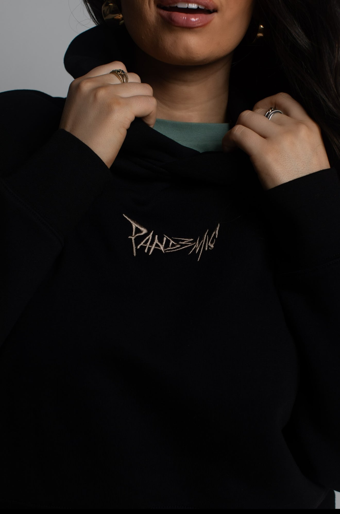 No Limit Women's Relax Crop Hood in Noir