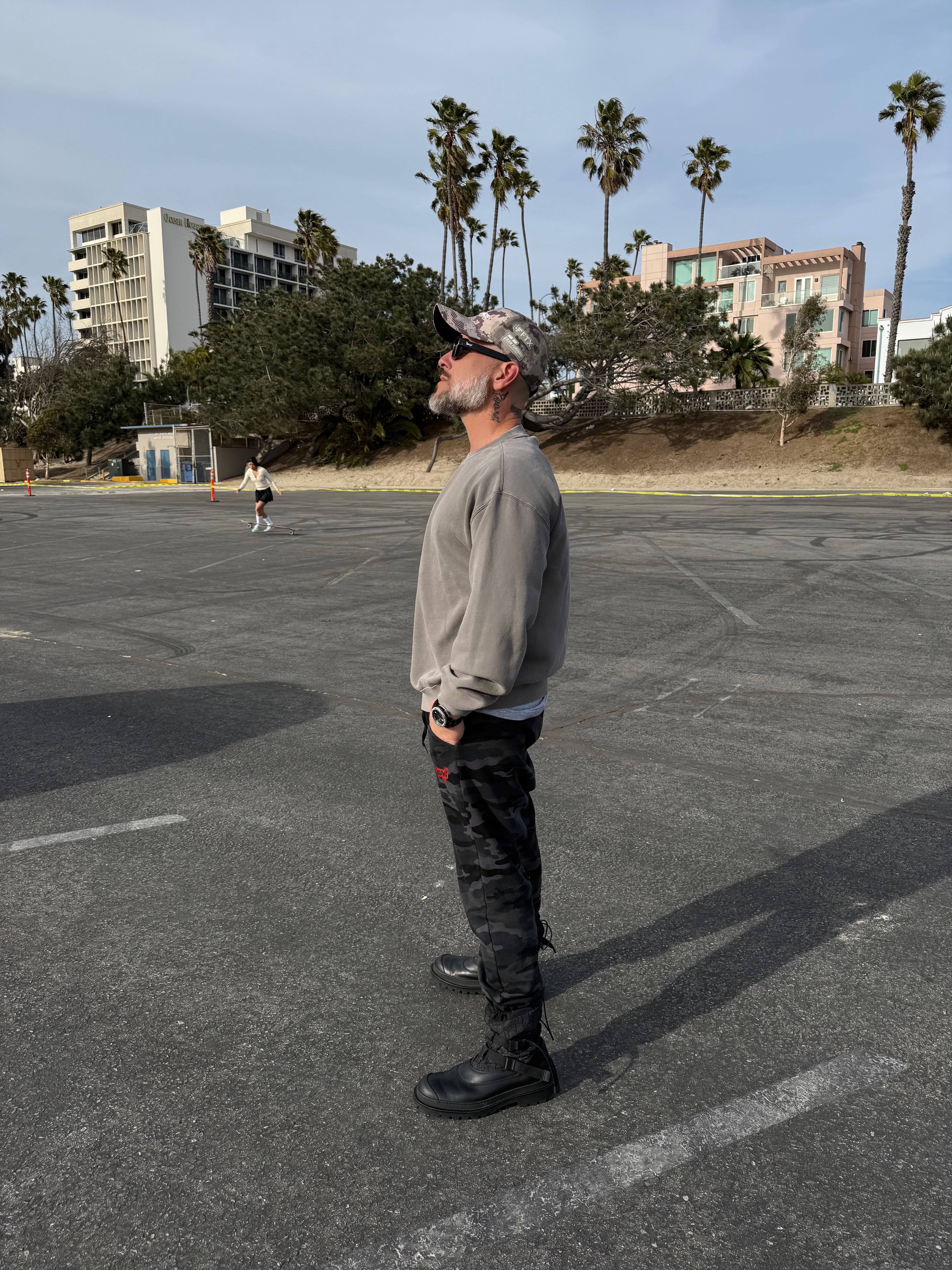 Relax Faded Crew Sweater in Noir