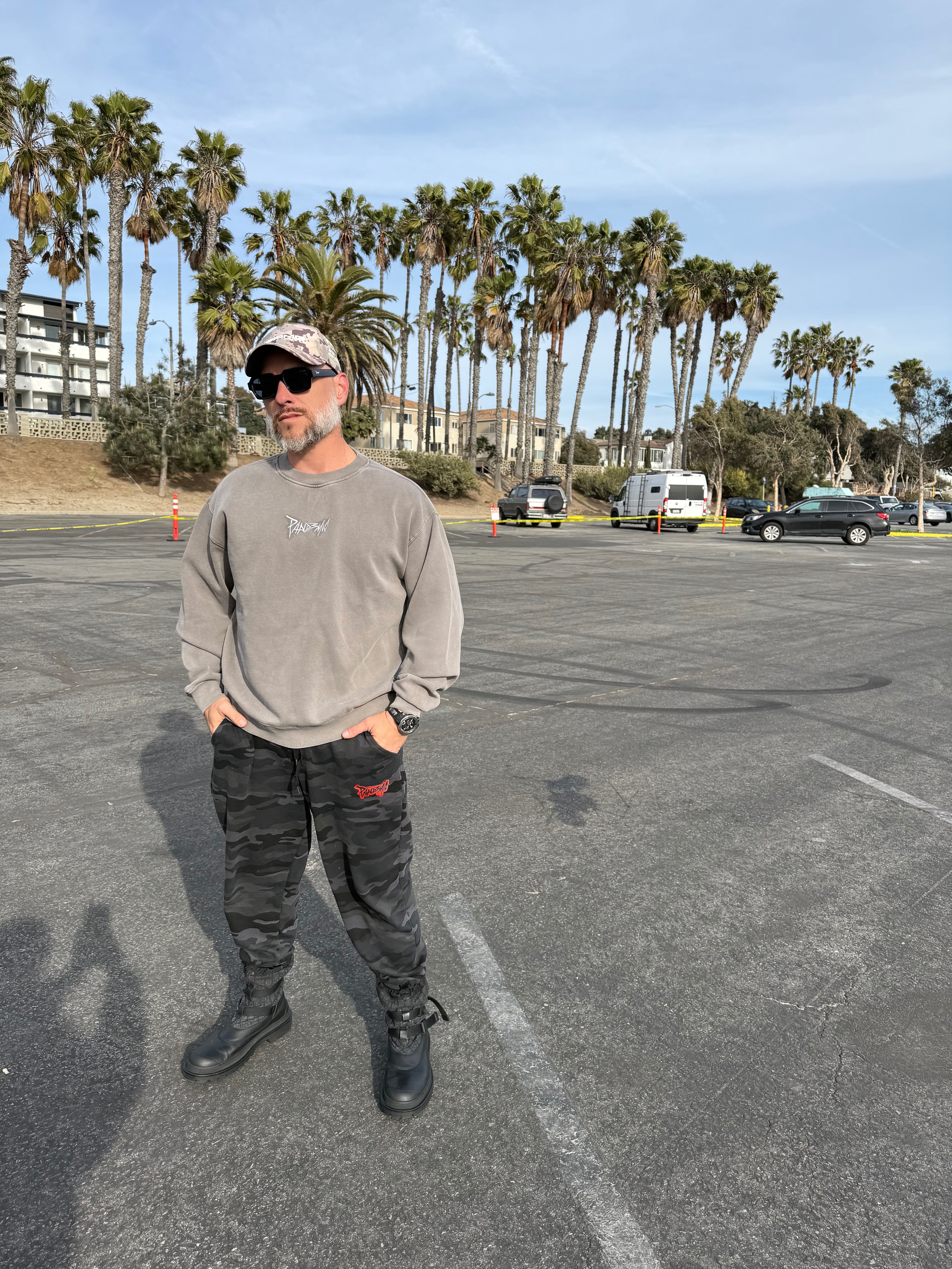 Relax Faded Crew Sweater in Noir