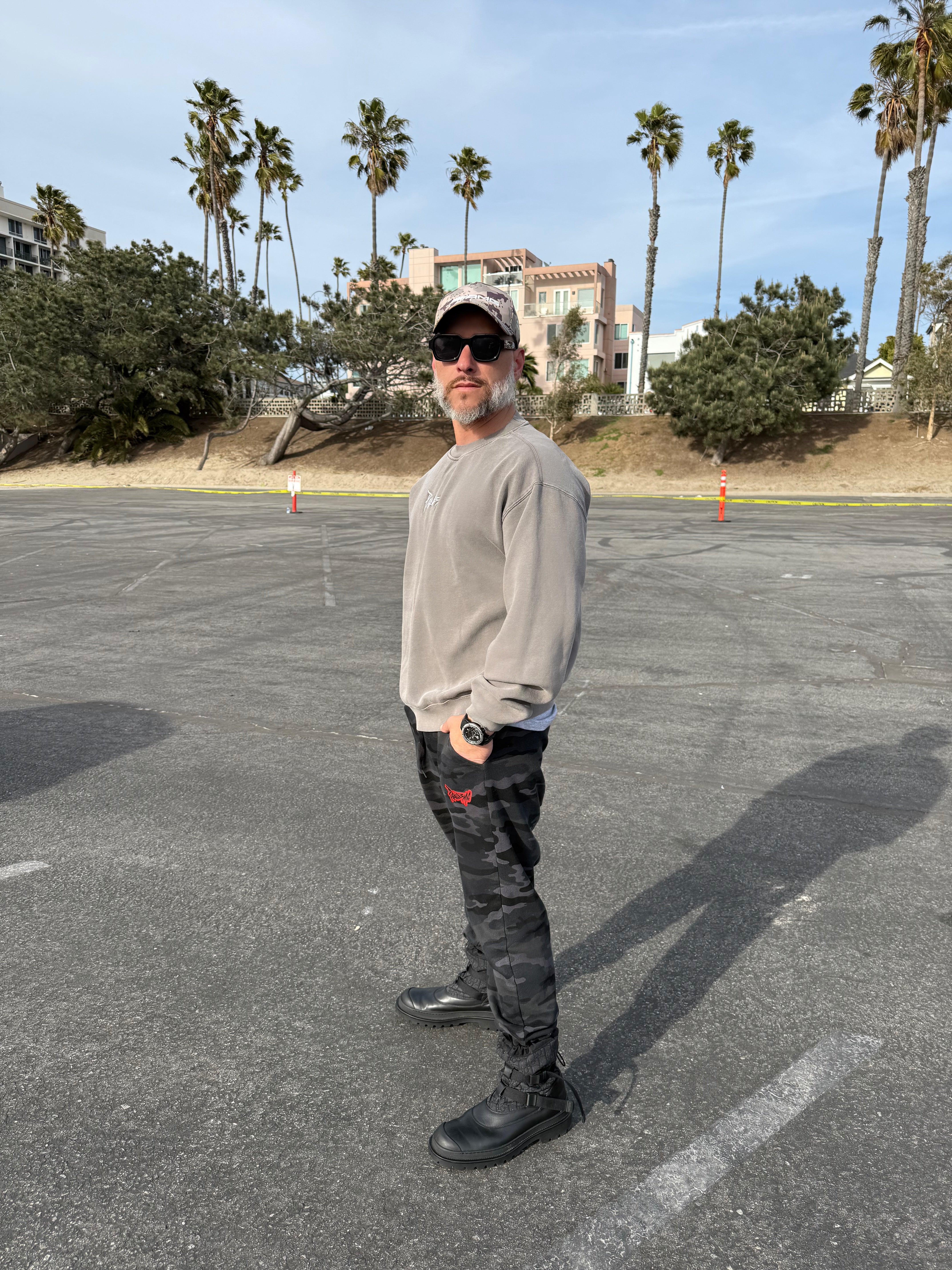 Relax Faded Crew Sweater in Noir